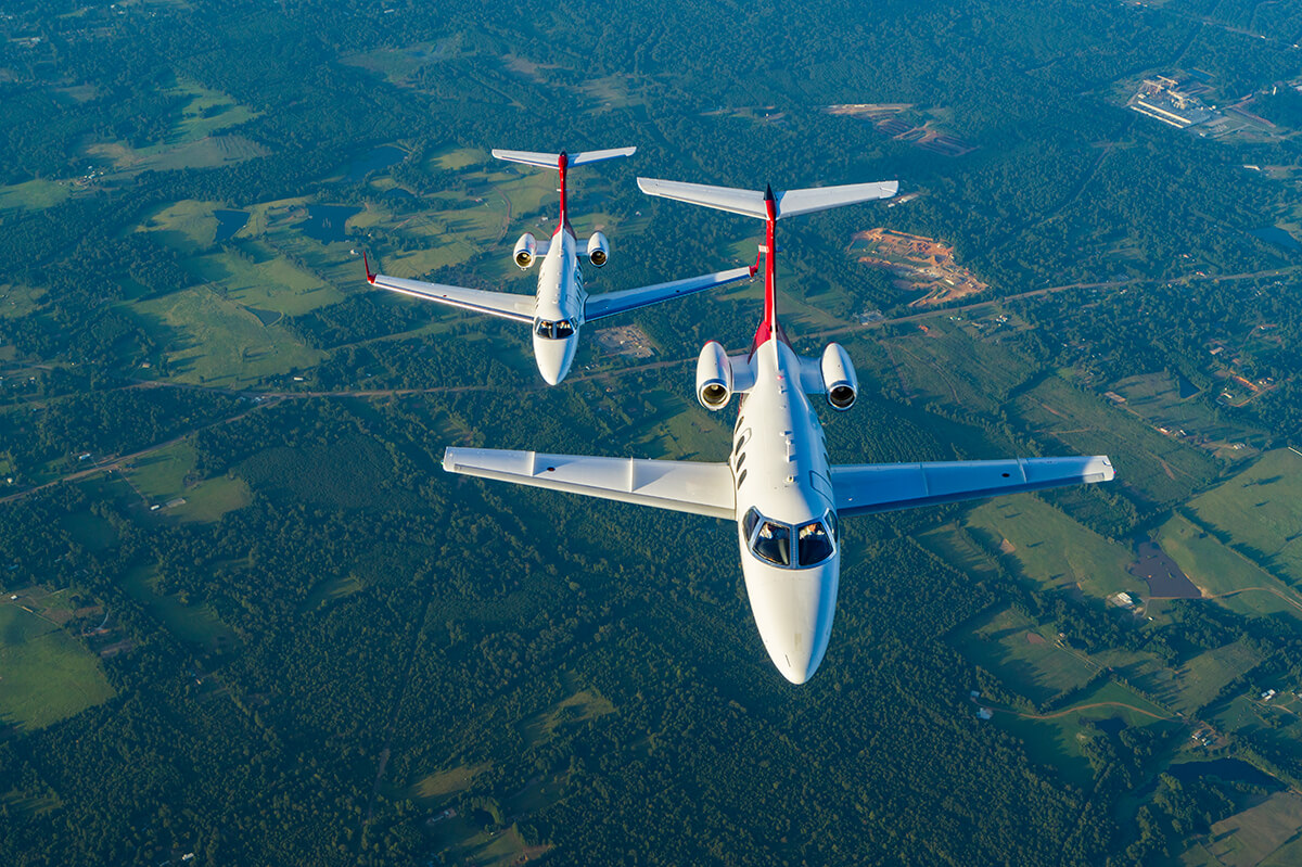 phenom-100-300-aerial-formation