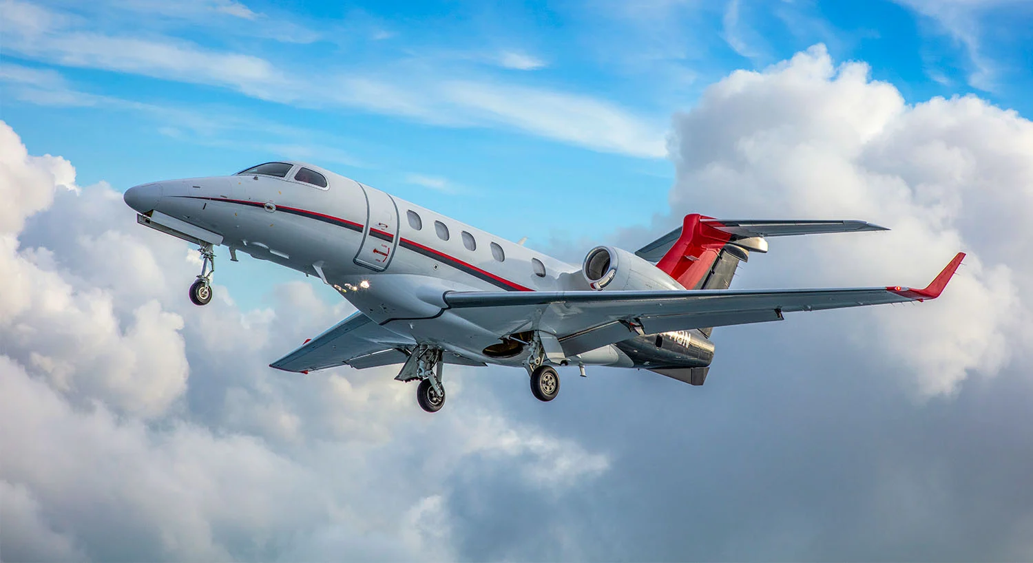 phenom-300-aerial-landing-gear